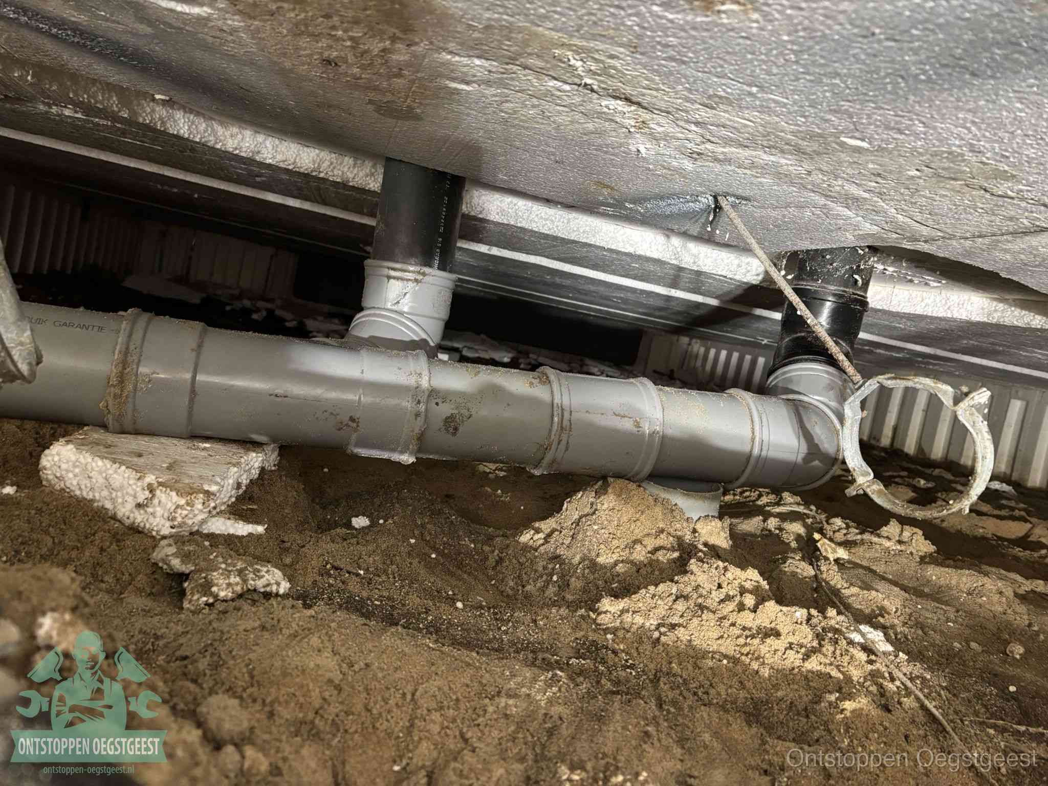 PVC-buizen in de kruipruimte van een gemengd of gescheiden rioolstelsel in Oegstgeest