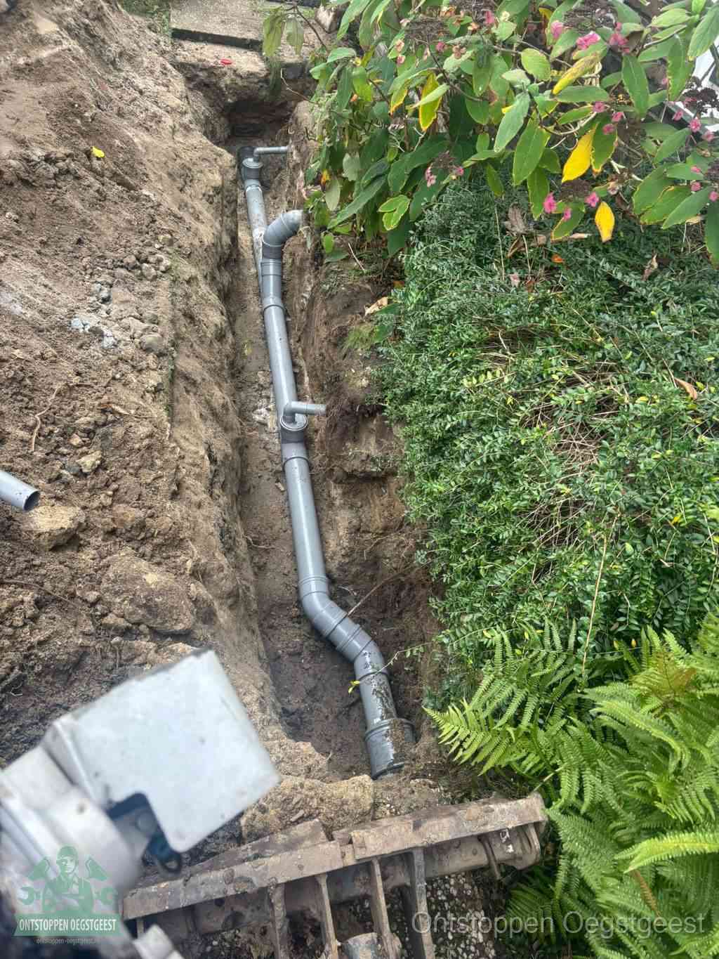 Open sleuf met nieuwe PVC-buizen, riool repareren en vervangen in Oegstgeest