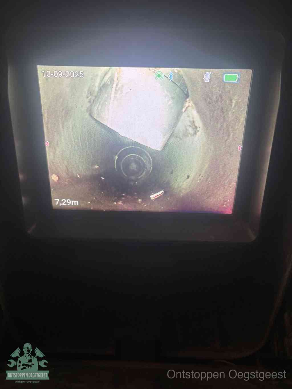 Camerabeeld van een verzakte rioolbuis diep onder de grond, een rioolverzakking in Oegstgeest