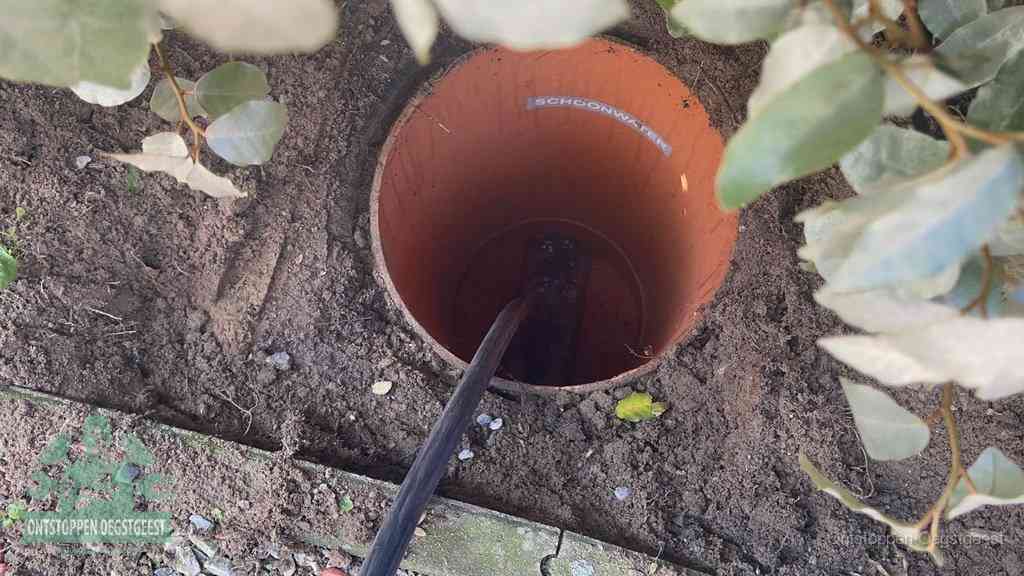 Open inspectieput in de tuin waar een veer rioolvliegjes en stankoverlast aanpakt in Oegstgeest