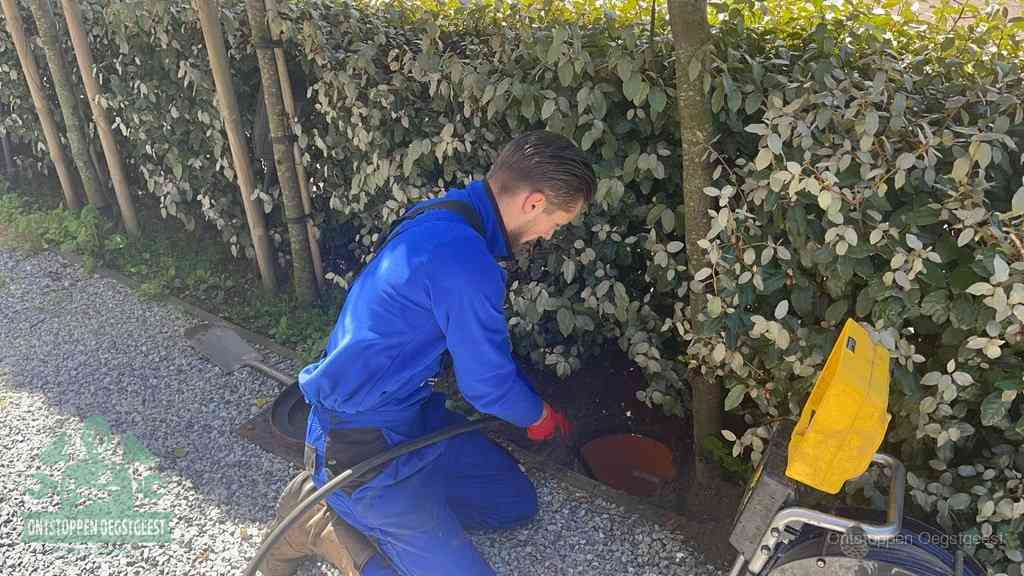 Monteur herkent de signalen van een rioolverstopping bij een open rioolput in Oegstgeest