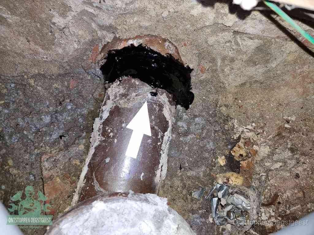 Een oude gres rioolbuis met een beschadigde koppeling onder de vloer, oorzaak van terugkerende structurele wc-problemen in Oegstgeest