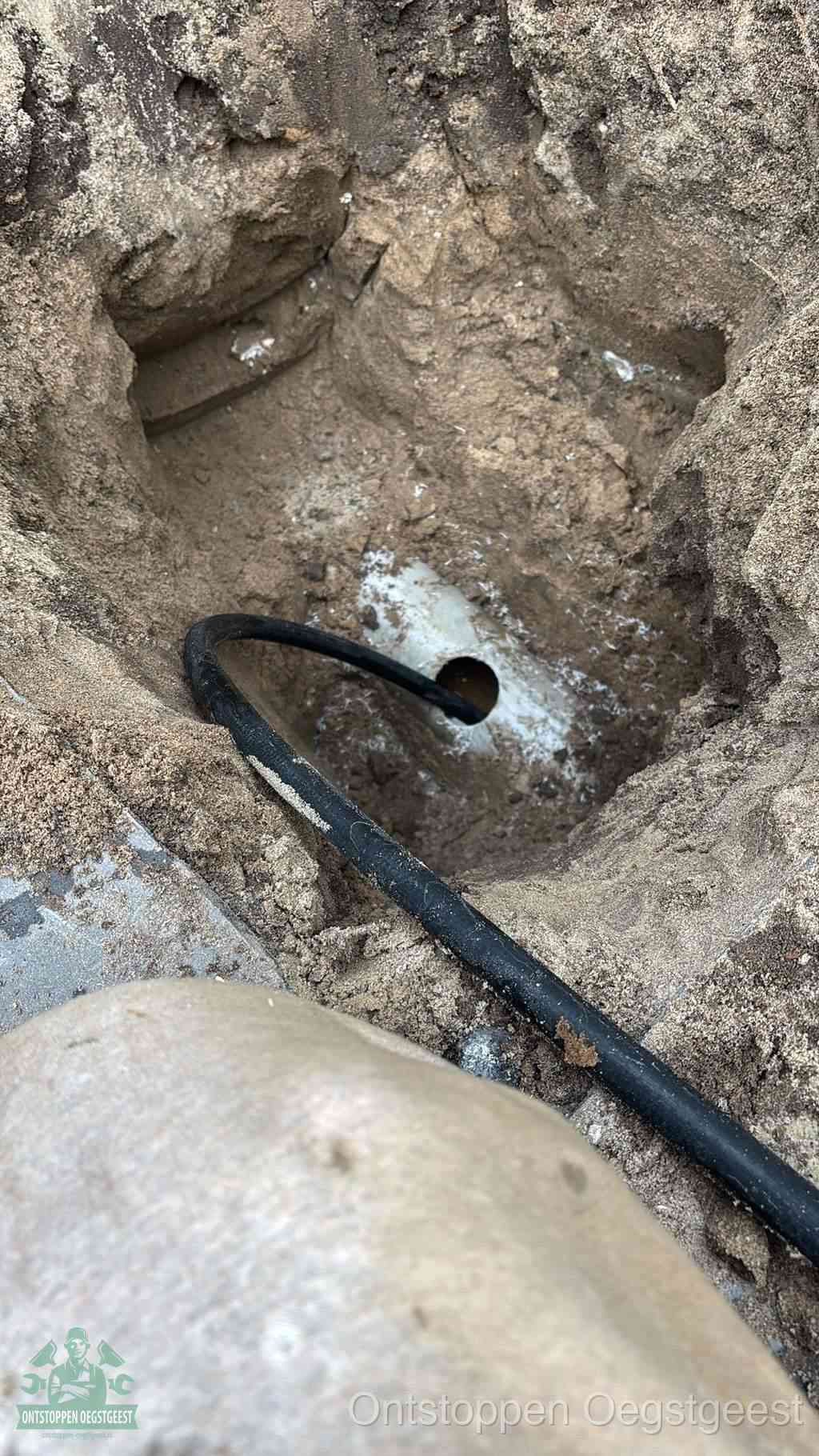 Uitgegraven rioolbuis in de grond, hulp om zelf het riool te ontstoppen in Oegstgeest